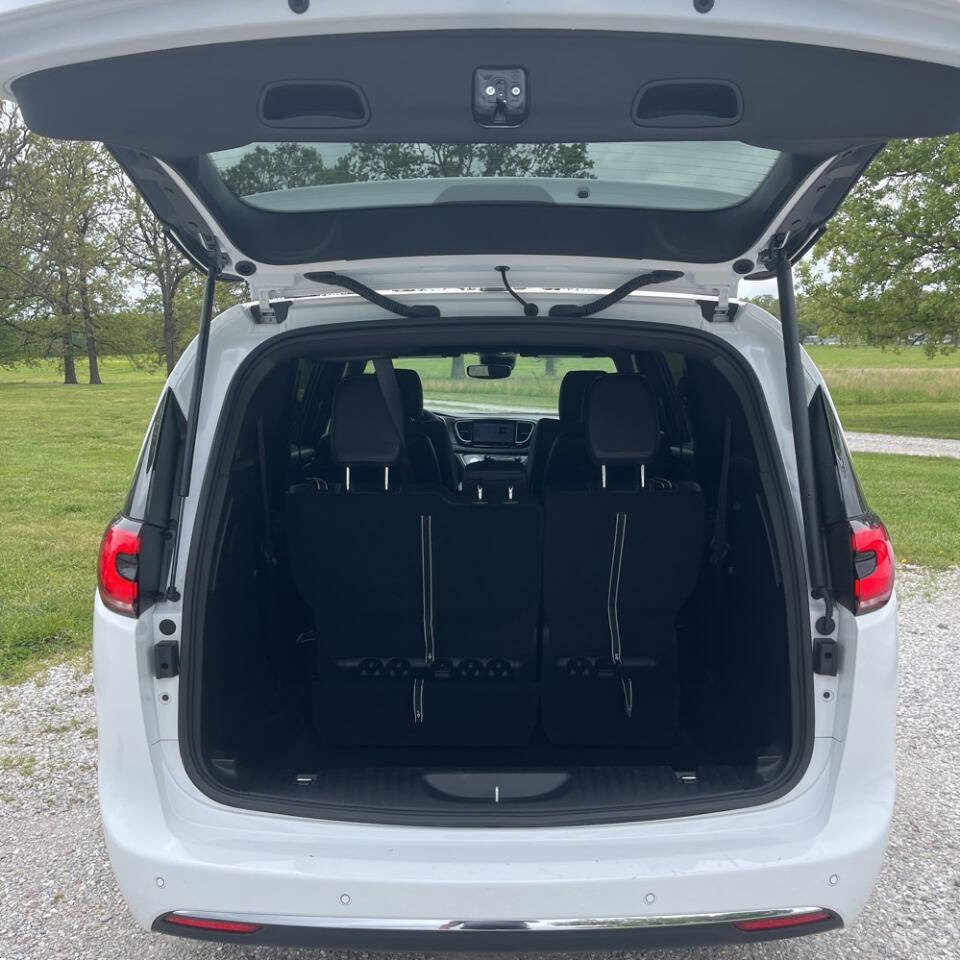 Used 2026 Chrysler Pacifica Select FWD image 16