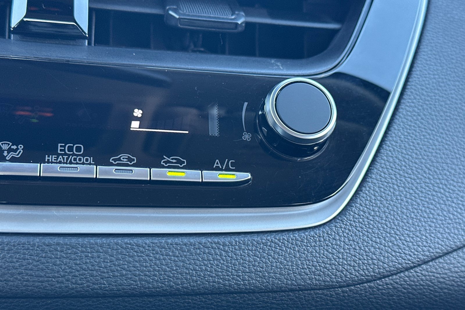 Used 2025 Toyota Corolla LE image 29