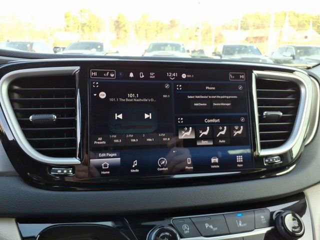 Used 2024 Chrysler Pacifica Touring-L image 13