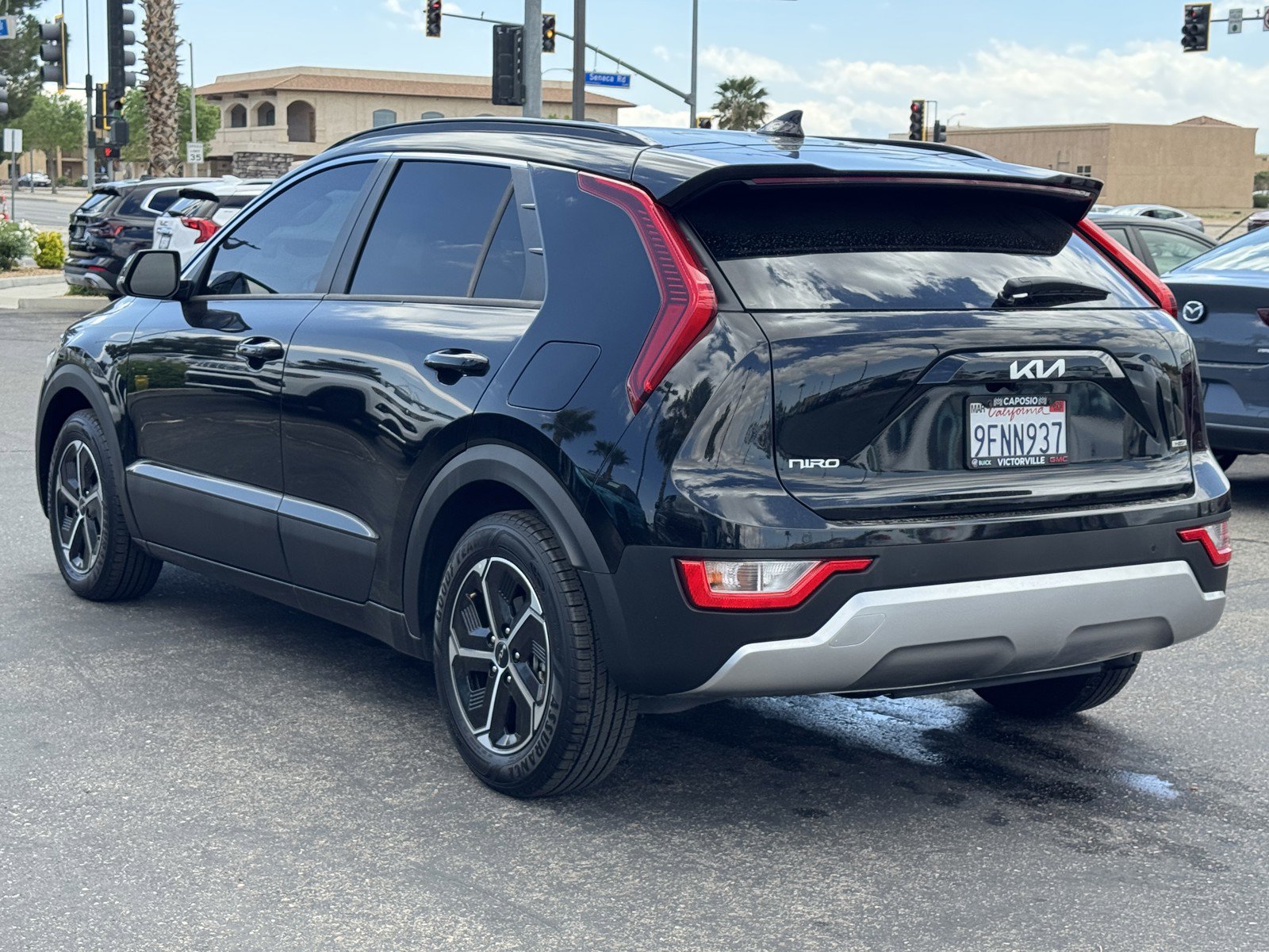 Used 2023 Kia Niro EX image 4