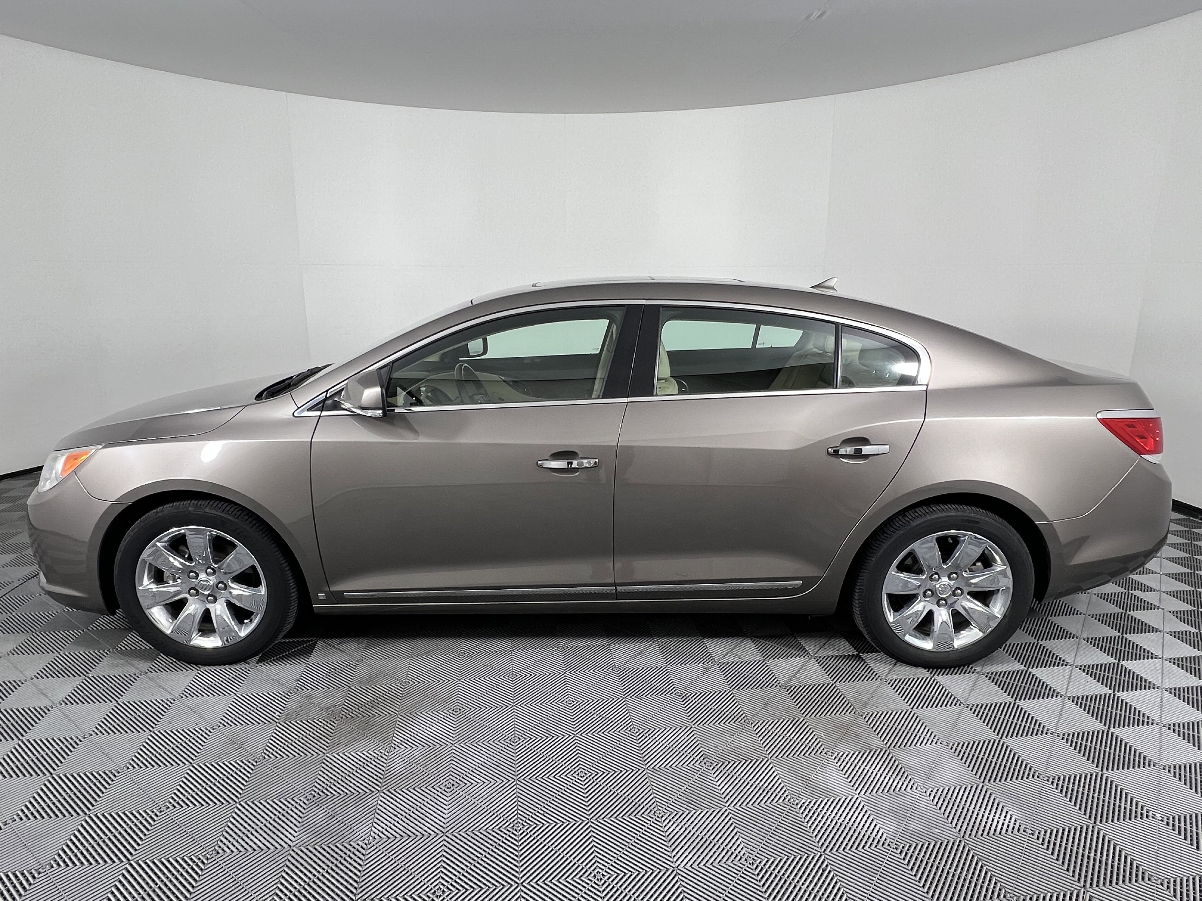 Used 2010 Buick LaCrosse CXS image 9
