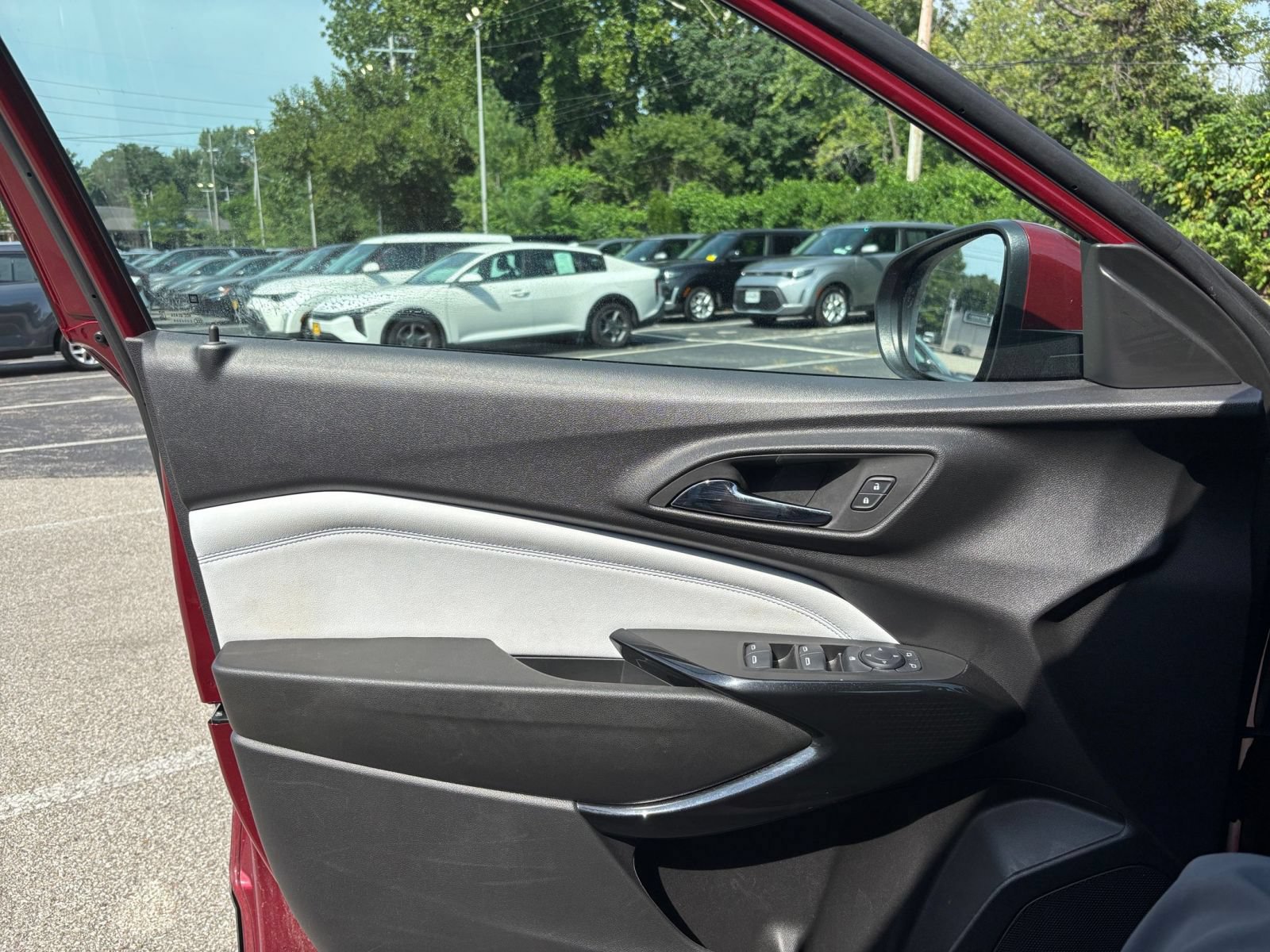 Used 2025 Chevrolet Trax LT FWD image 18