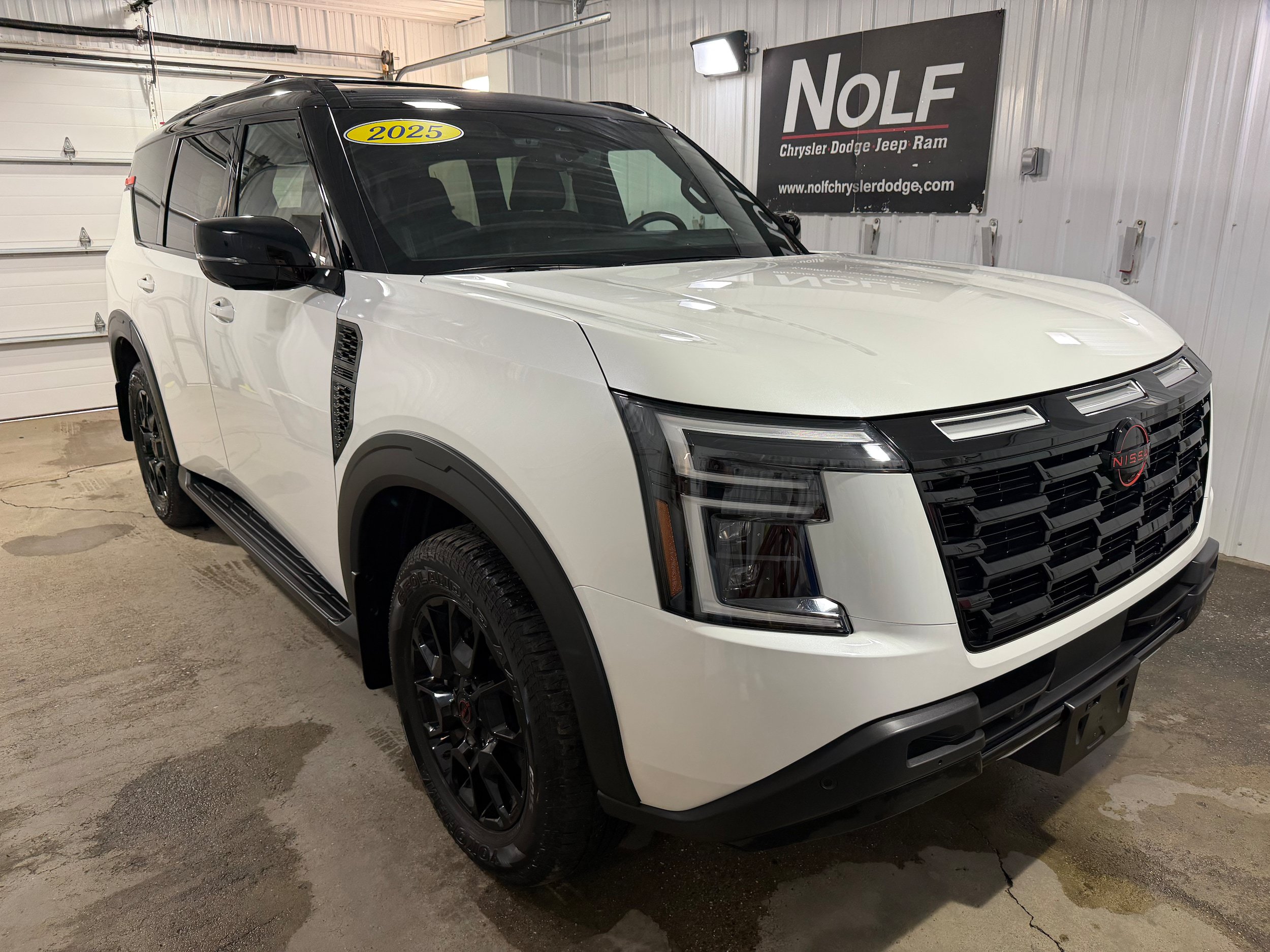 Used 2025 Nissan Armada PRO-4X AWD/4WD image 2