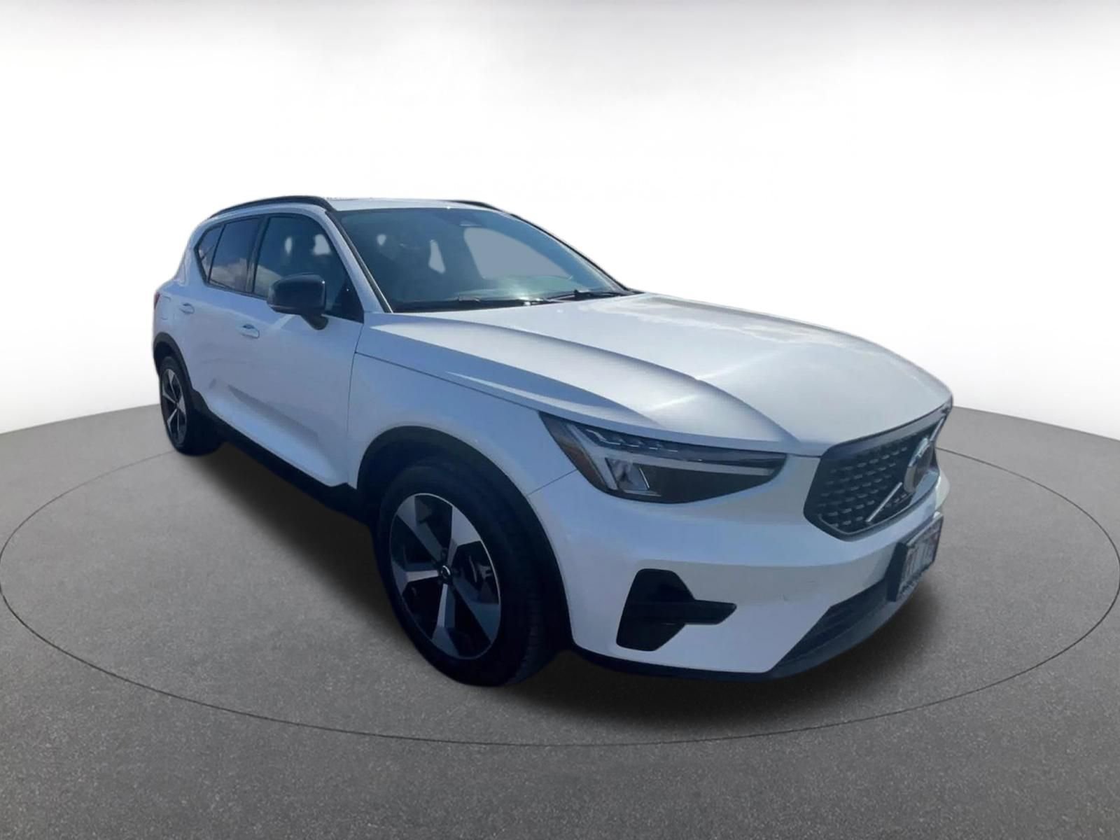 Used 2024 Volvo XC40 B5 Core AWD/4WD image 3