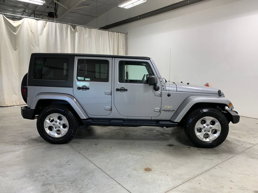 Used 2015 Jeep Wrangler Unlimited Sahara w/ Connectivity Group AWD/4WD image 11