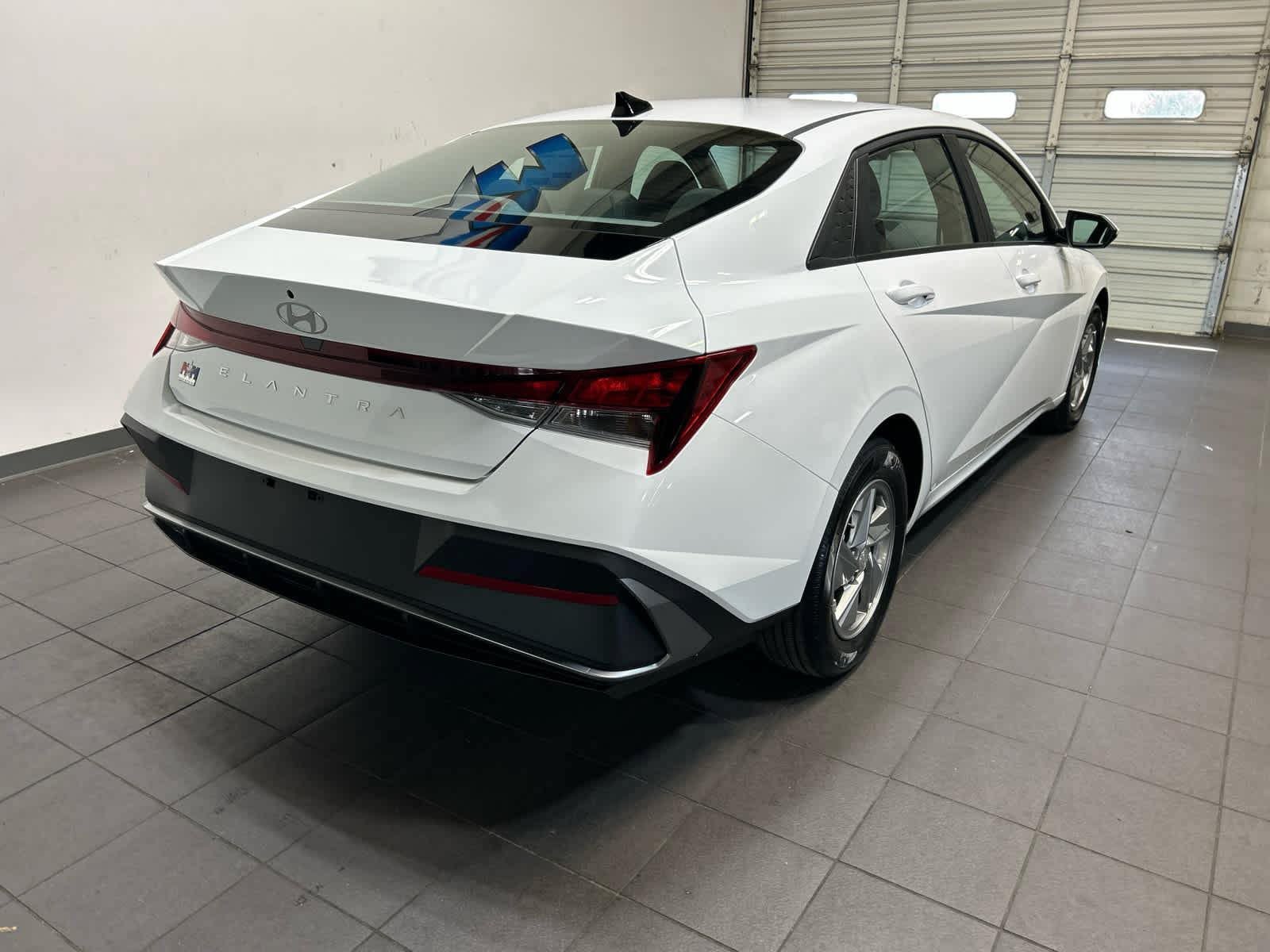 New 2026 Hyundai Elantra SE FWD image 3