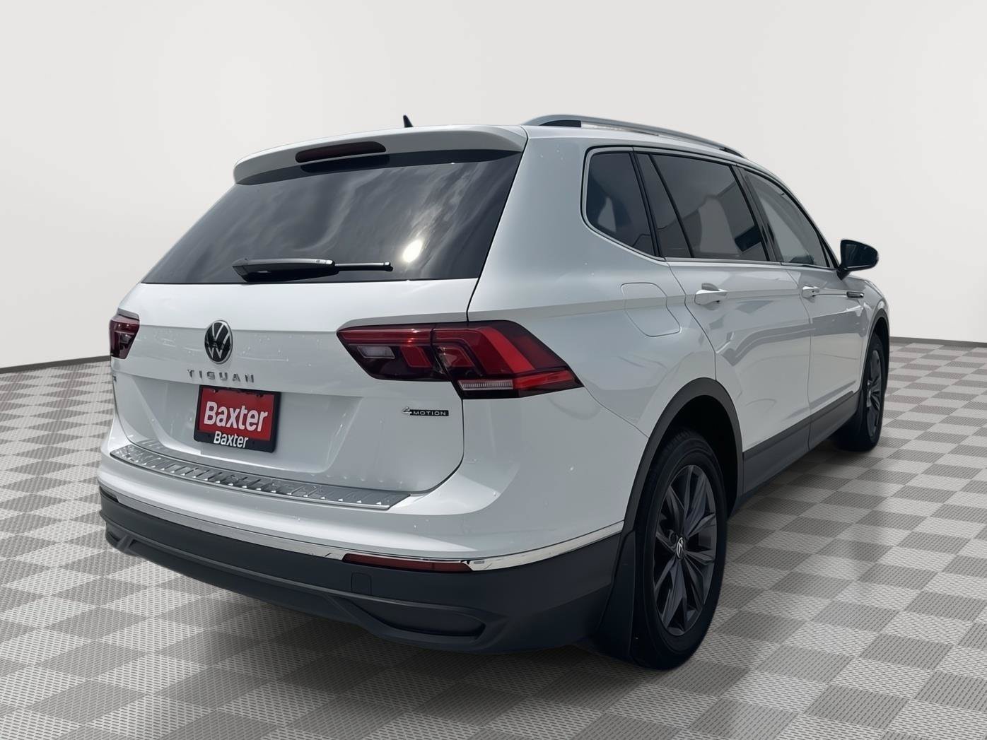 Certified 2024 Volkswagen Tiguan SE w/ Panoramic Sunroof Package AWD/4WD image 11