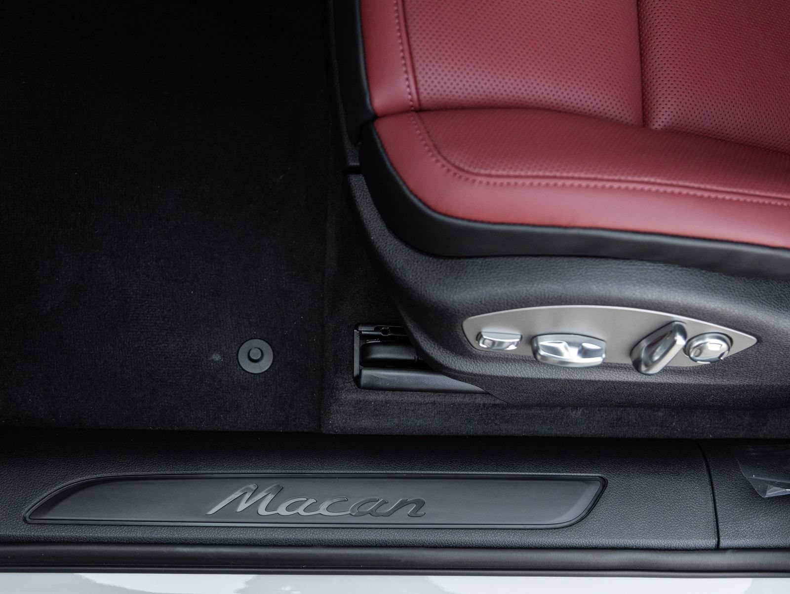 New 2026 Porsche Macan AWD/4WD image 21