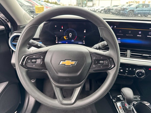 Used 2025 Chevrolet Trax LT FWD image 14