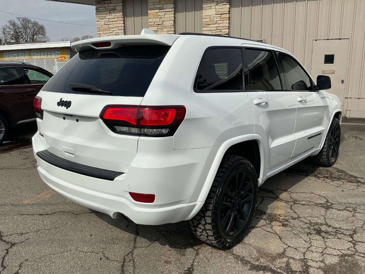 Used 2018 Jeep Grand Cherokee Altitude image 3