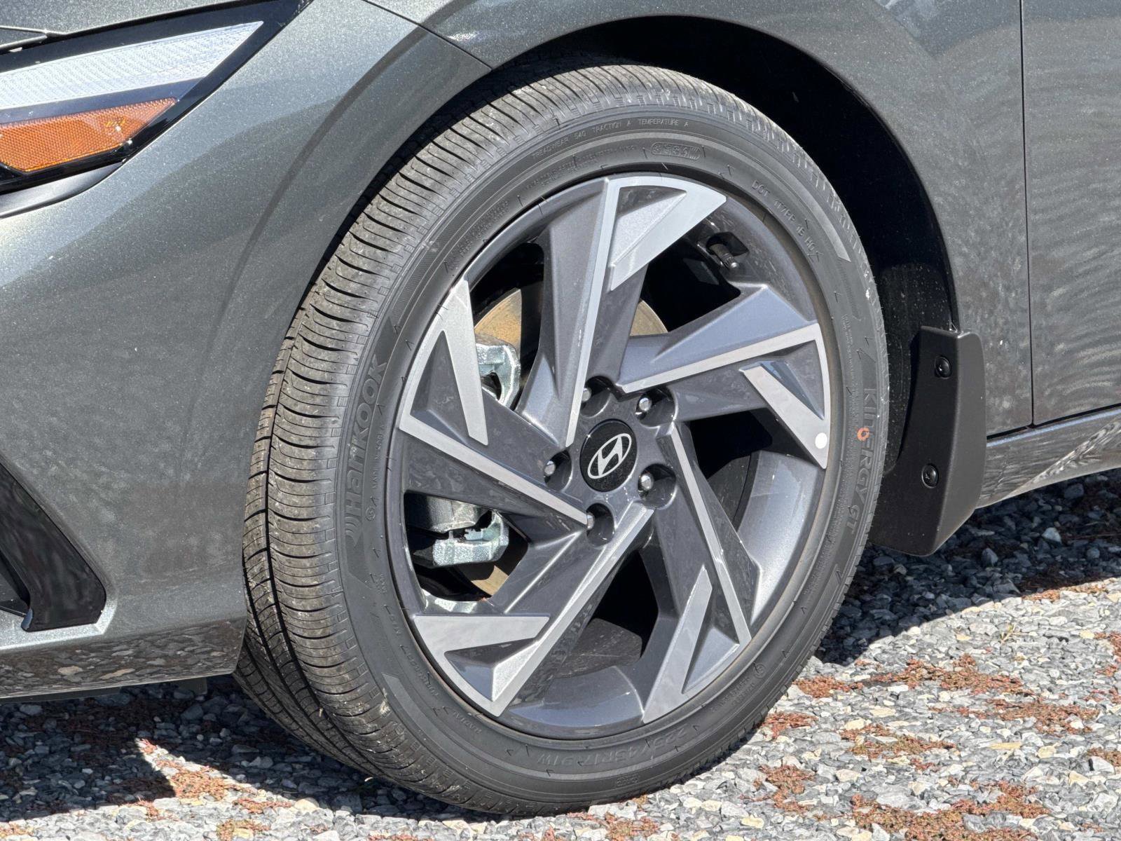 New 2025 Hyundai Elantra Limited image 18