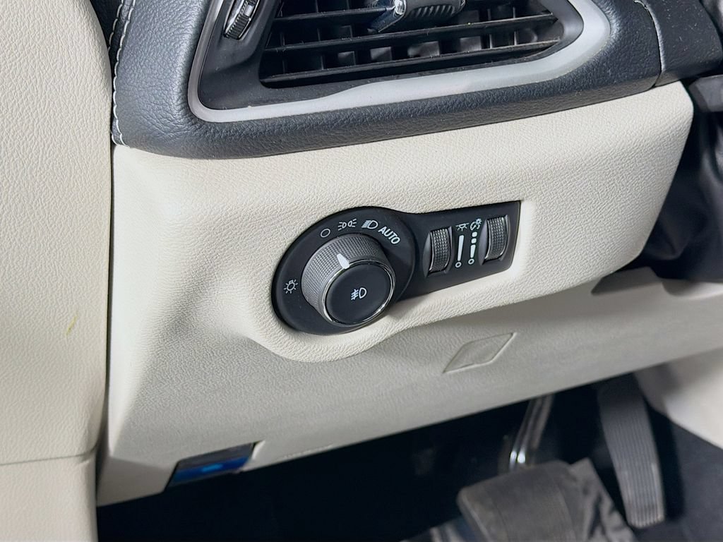 Used 2023 Chrysler Pacifica Touring-L FWD image 10