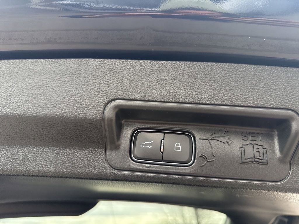 Used 2021 Ford Explorer XLT image 28