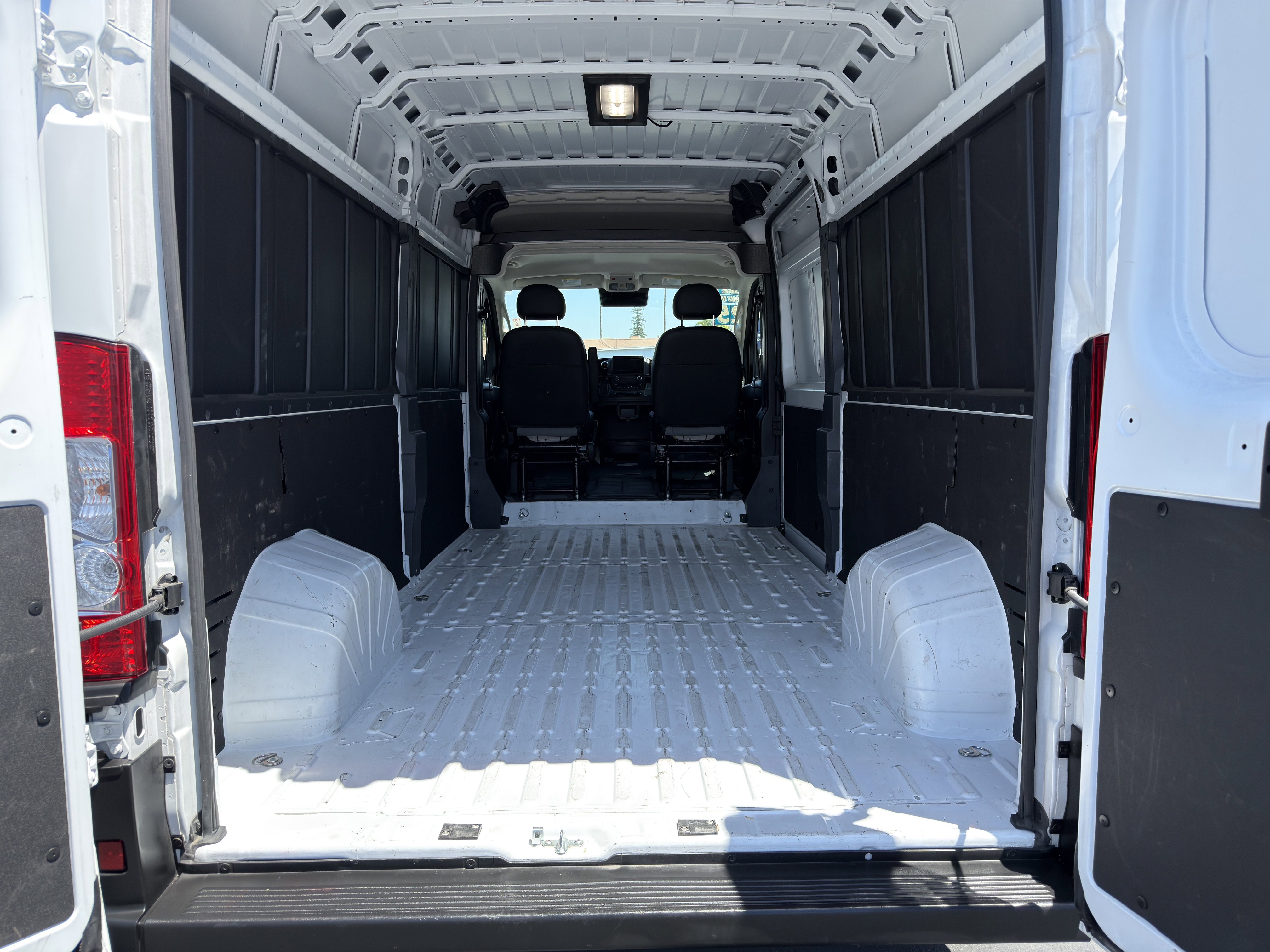 Used 2025 RAM ProMaster 2500 w/ Convenience Group FWD image 19