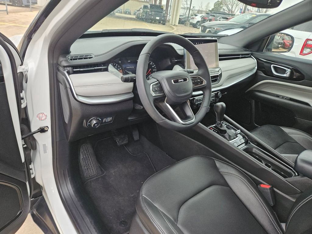 Used 2025 Jeep Compass Limited image 13