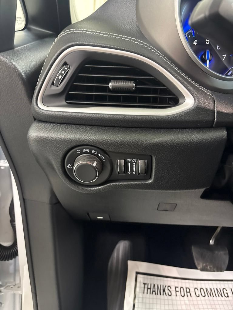 New 2027 Chrysler Pacifica Select w/ Family Tech Group FWD image 12