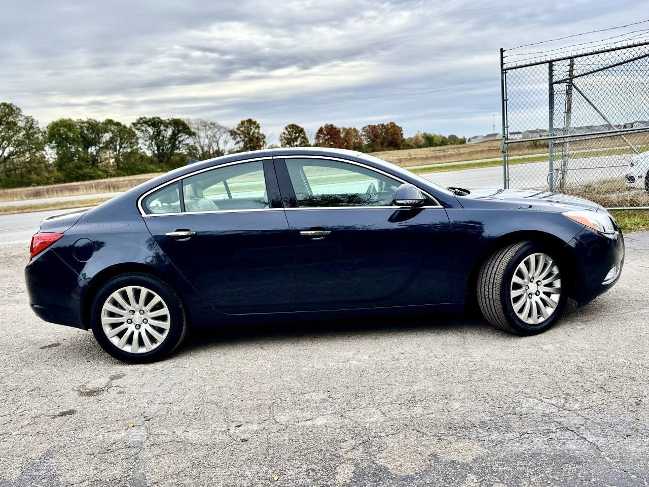 Used 2013 Buick Regal Premium image 2