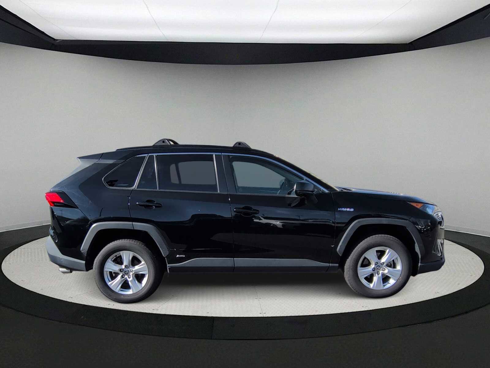 Used 2021 Toyota RAV4 LE image 9