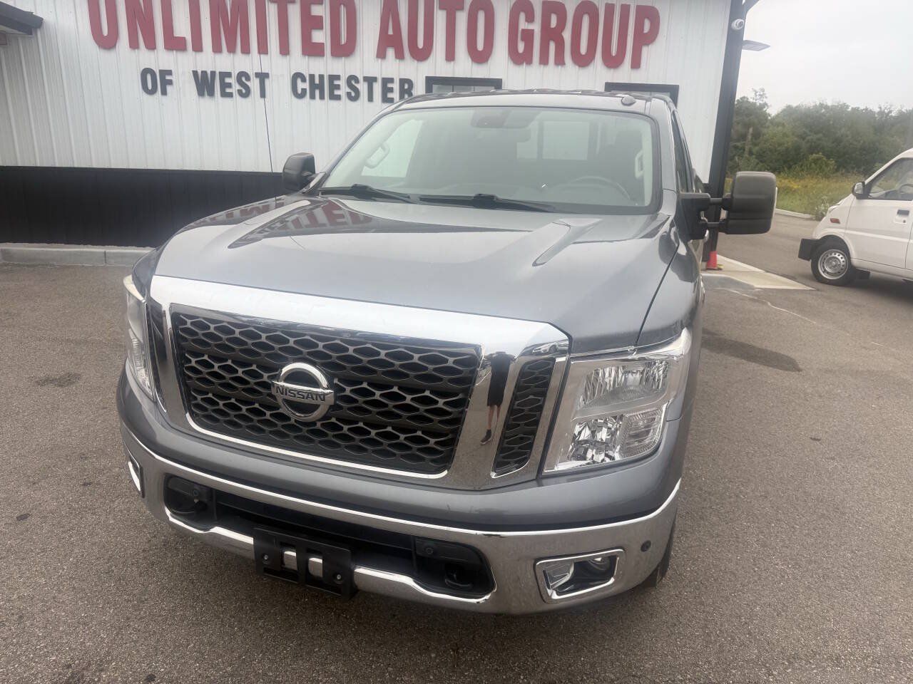 Used 2017 Nissan Titan SV RWD image 2