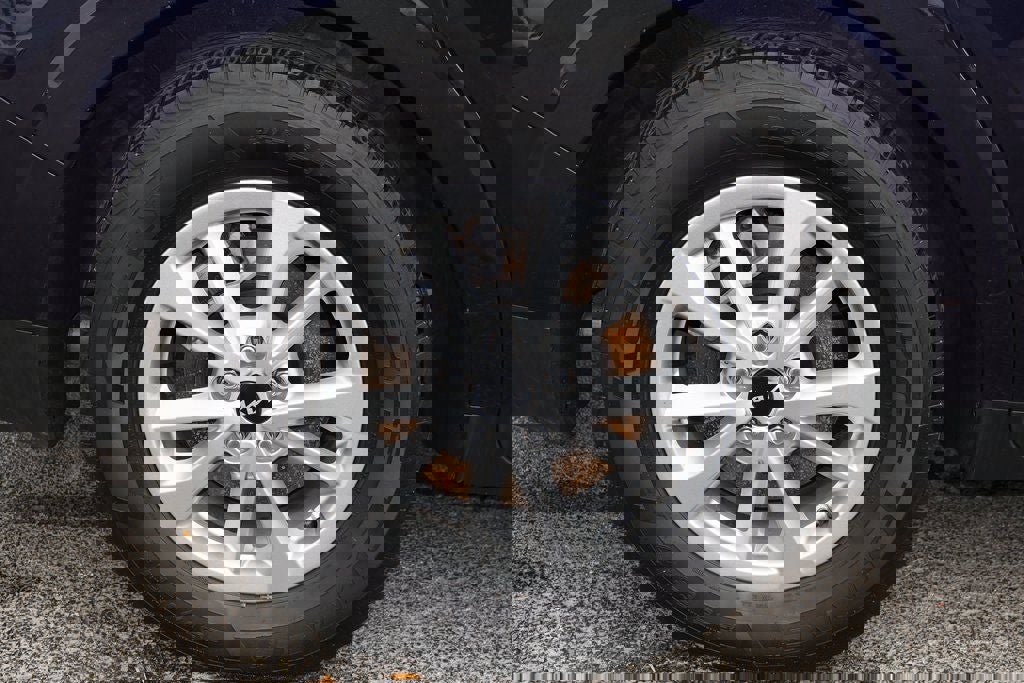 Used 2023 Kia Carnival LX image 4