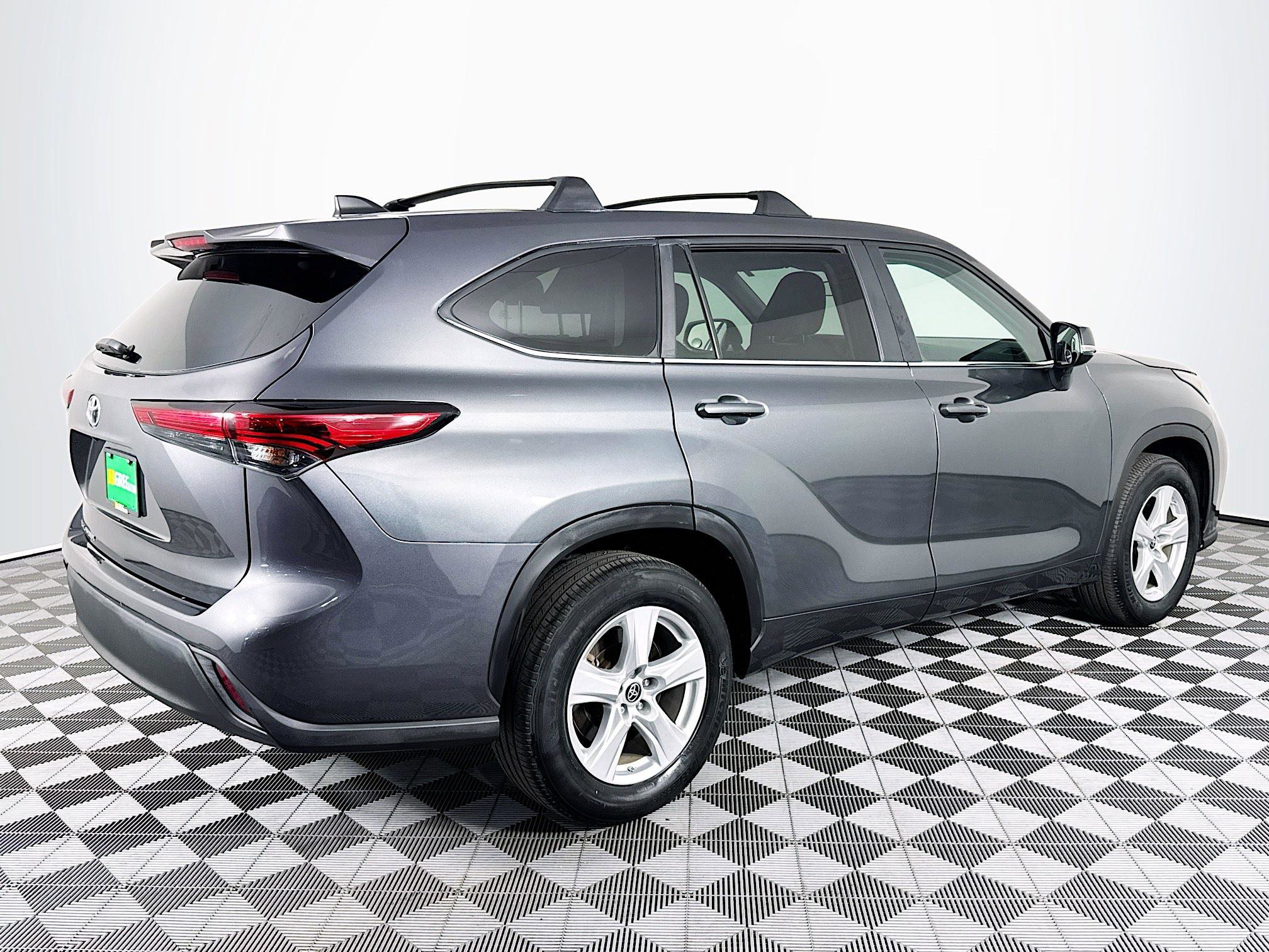 Used 2023 Toyota Highlander L image 10