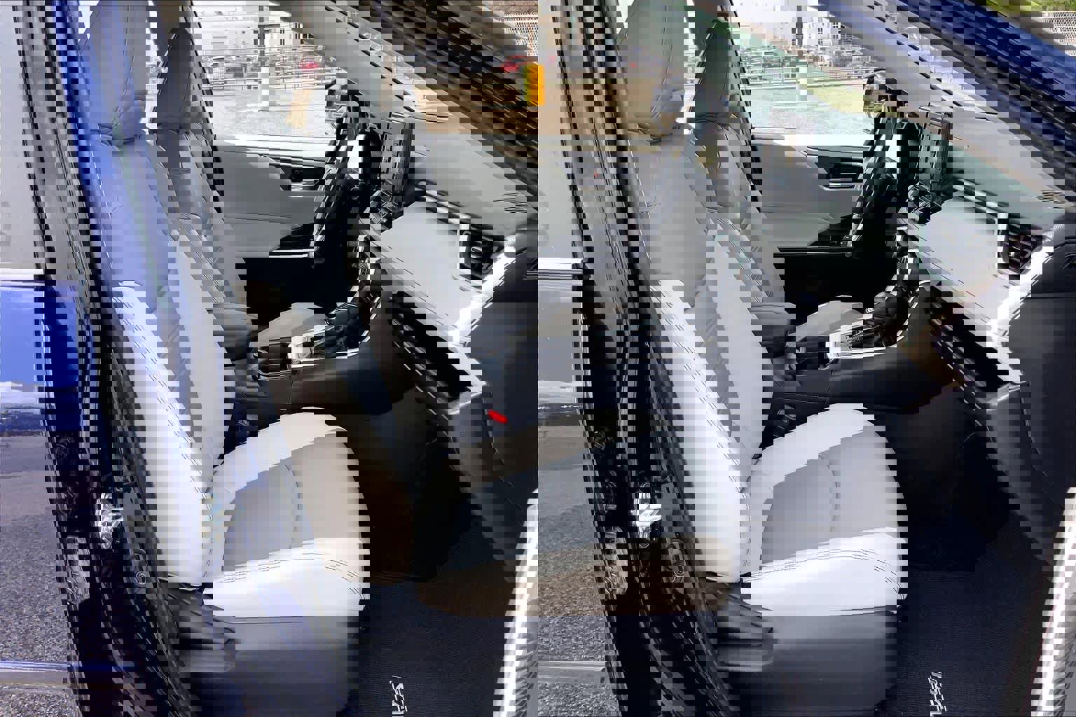 Used 2021 Toyota RAV4 XLE Premium image 9