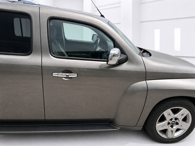Used 2011 Chevrolet HHR LT FWD image 16