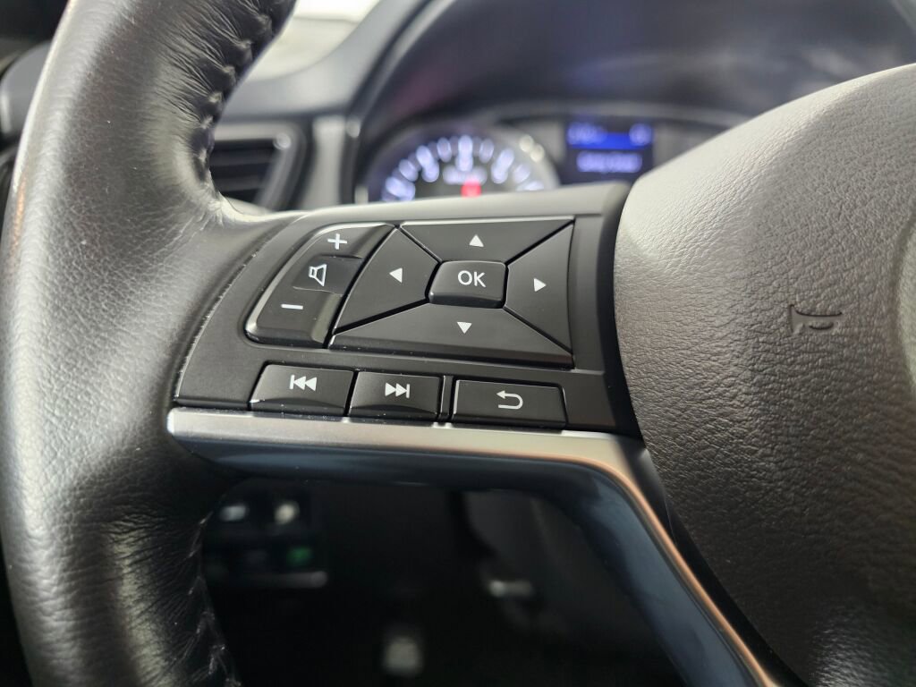 Used 2018 Nissan Rogue SV w/ Sun & Sound Touring Package image 23