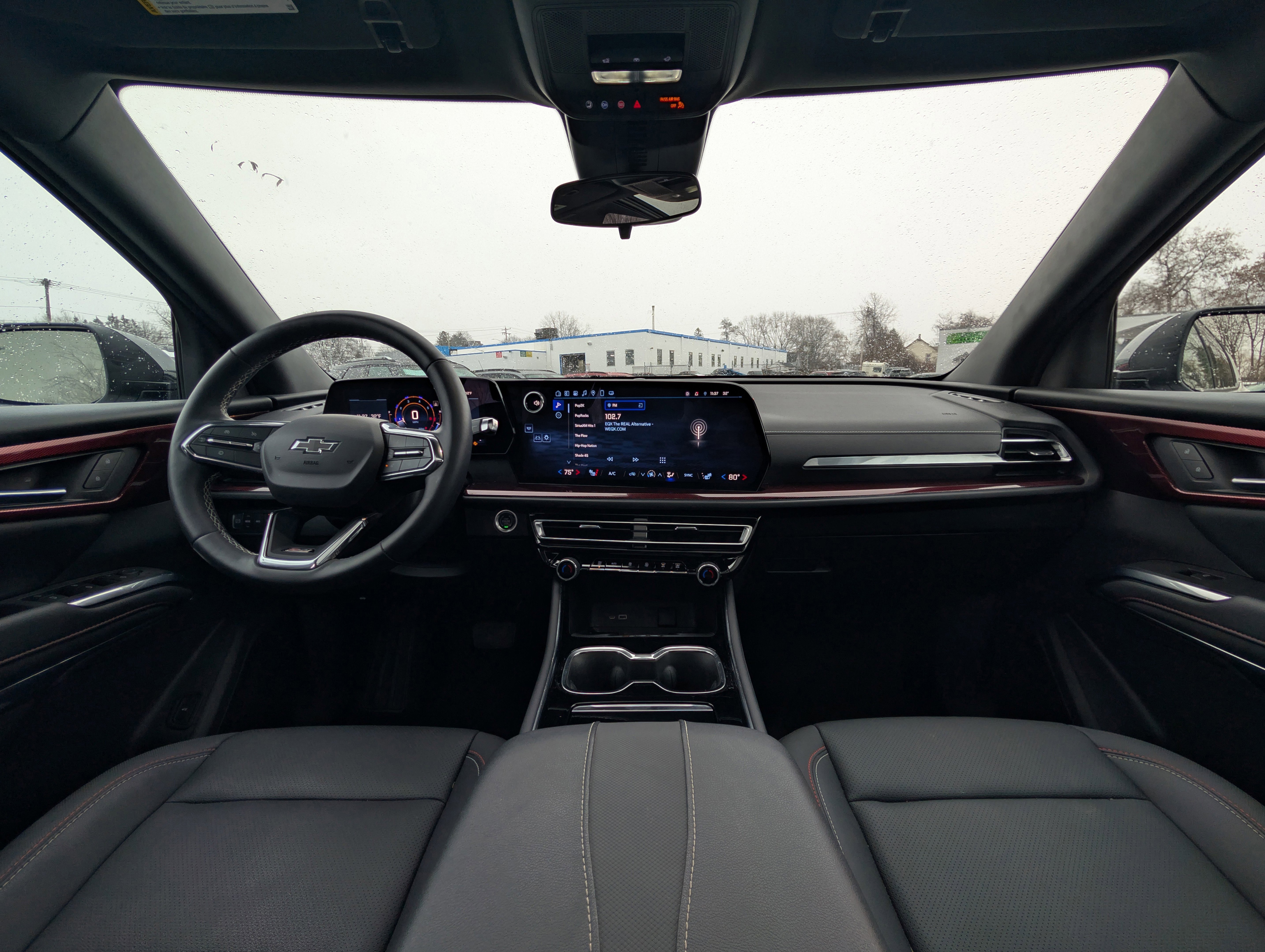 Used 2025 Chevrolet Traverse Z71 image 2