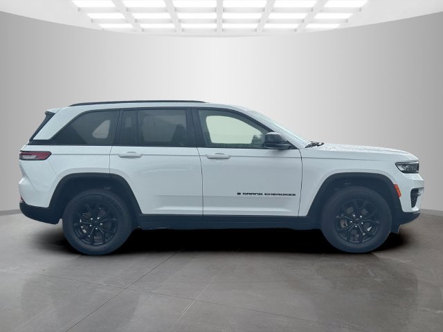 Certified 2025 Jeep Grand Cherokee Altitude AWD/4WD image 8
