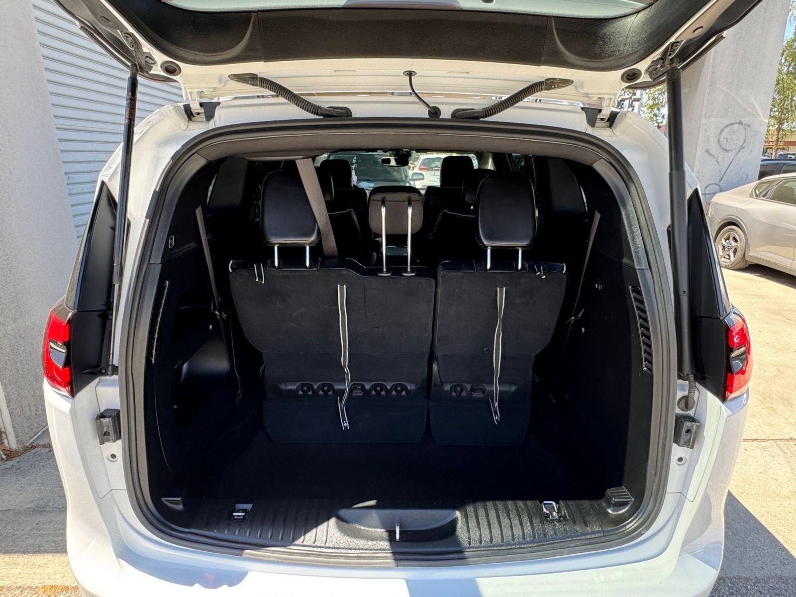 Used 2025 Chrysler Pacifica Limited FWD image 31