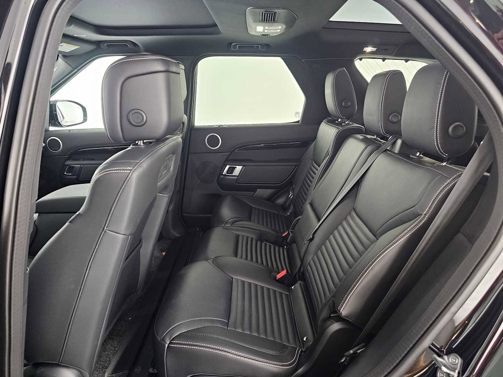 Used 2025 Land Rover Discovery S AWD/4WD image 18