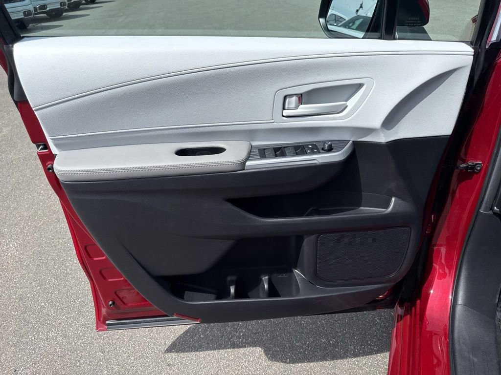 Used 2025 Toyota Sienna LE FWD image 27