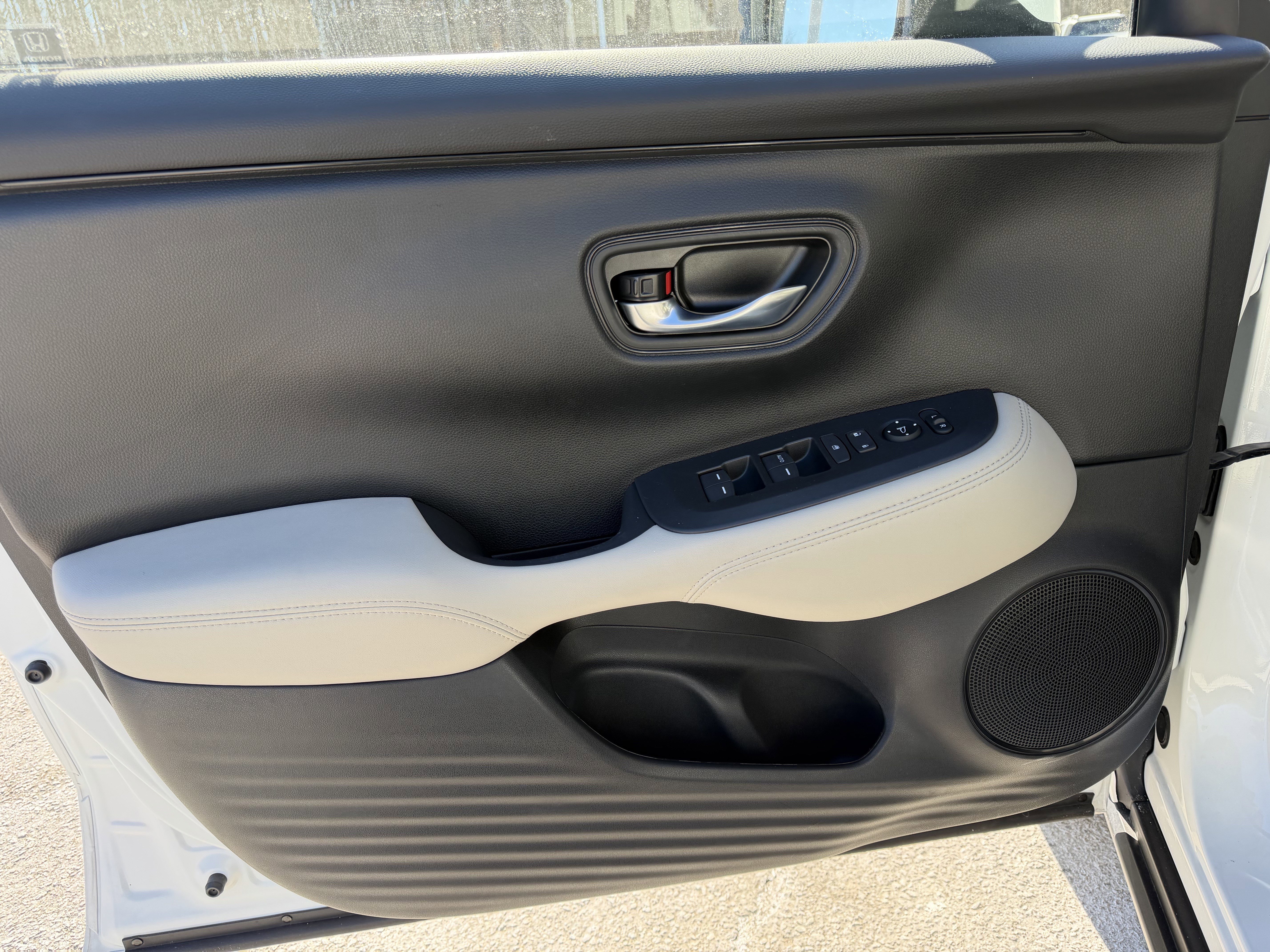 Used 2025 Honda HR-V LX image 12