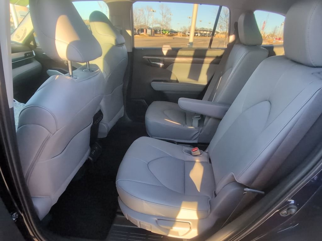 Used 2026 Toyota Highlander Limited image 24