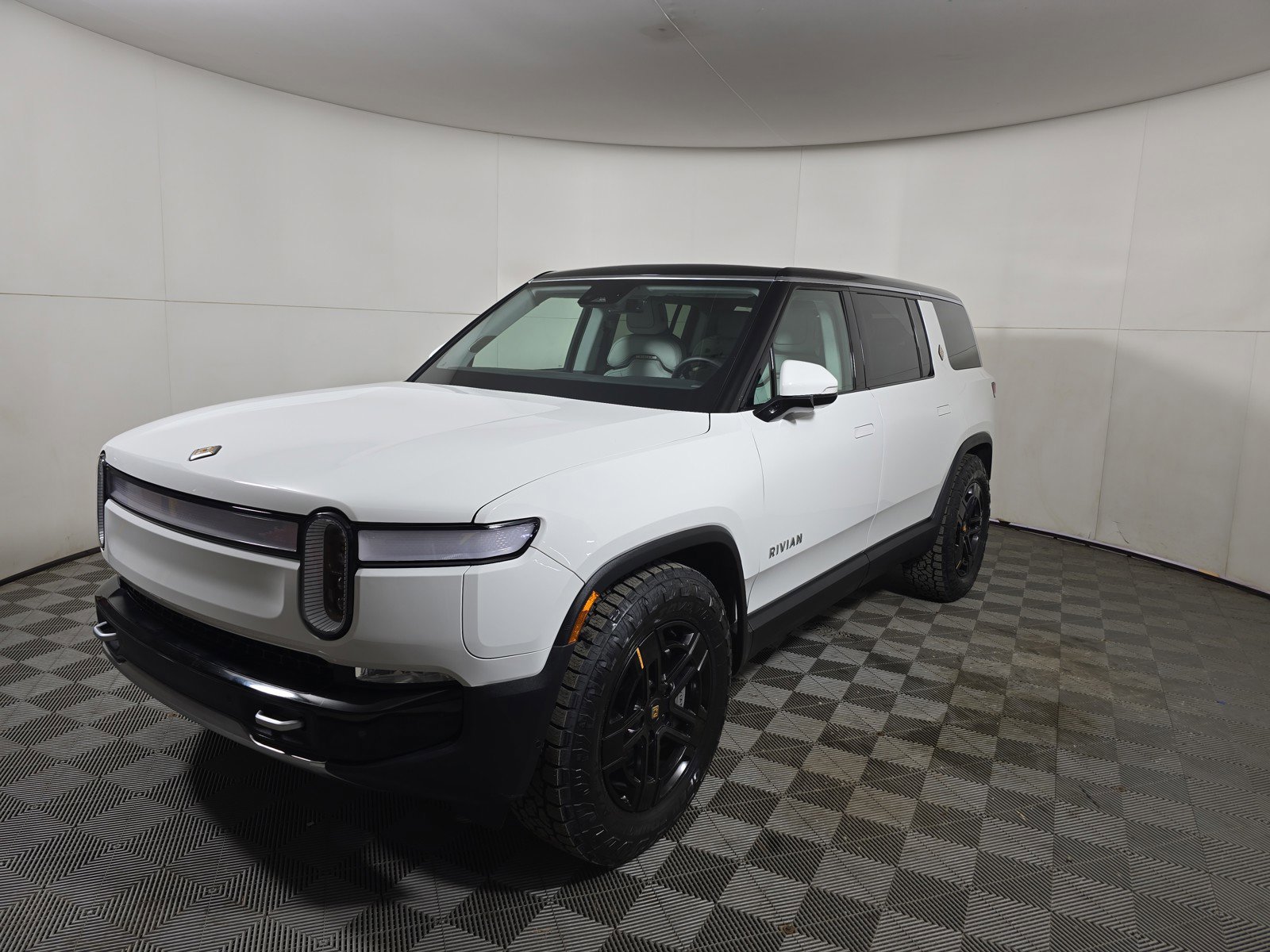 Used 2024 Rivian R1S Adventure AWD/4WD image 1