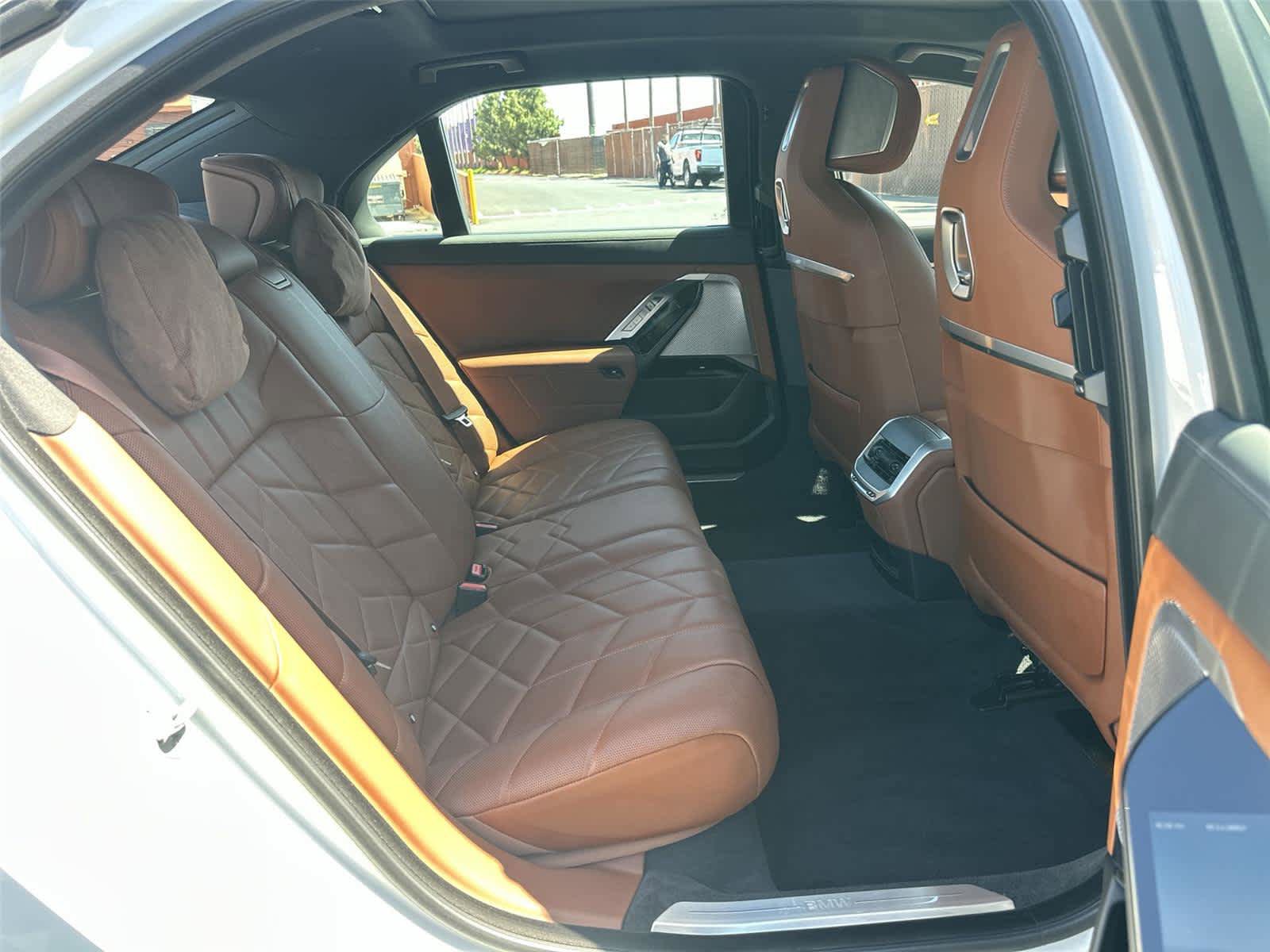 Used 2025 BMW i7 eDrive50 w/ Premium Package RWD image 13