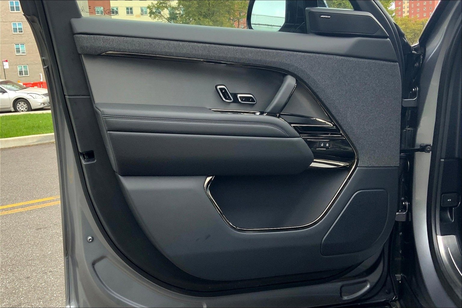 Used 2025 Land Rover Range Rover Sport image 21