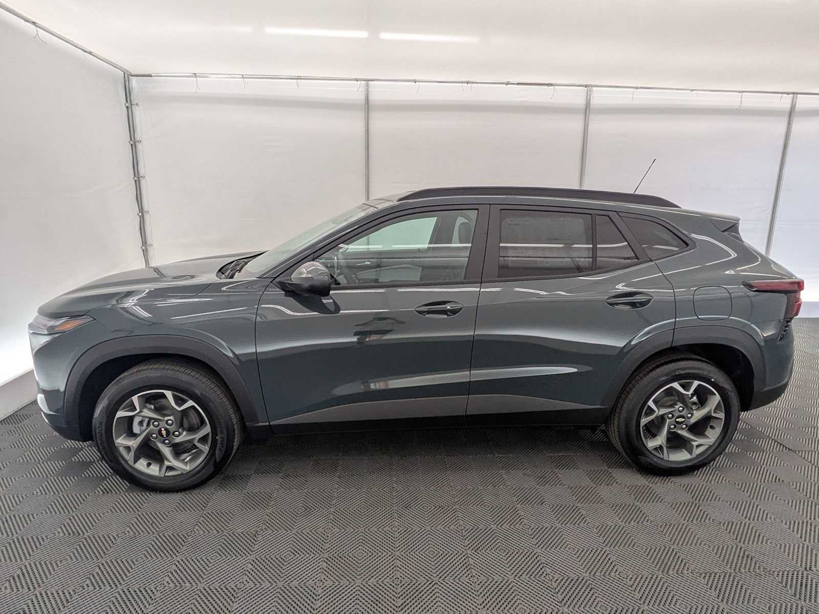 New 2026 Chevrolet Trax LT w/ Driver Confidence Package FWD image 3