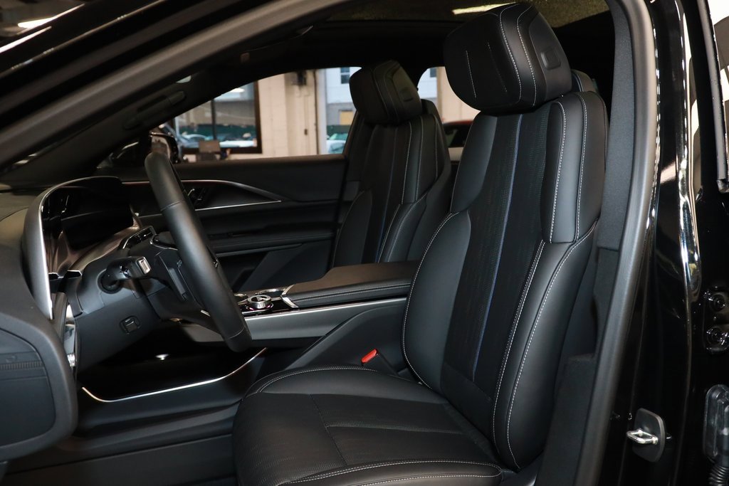 Used 2024 Cadillac Lyriq Luxury image 11