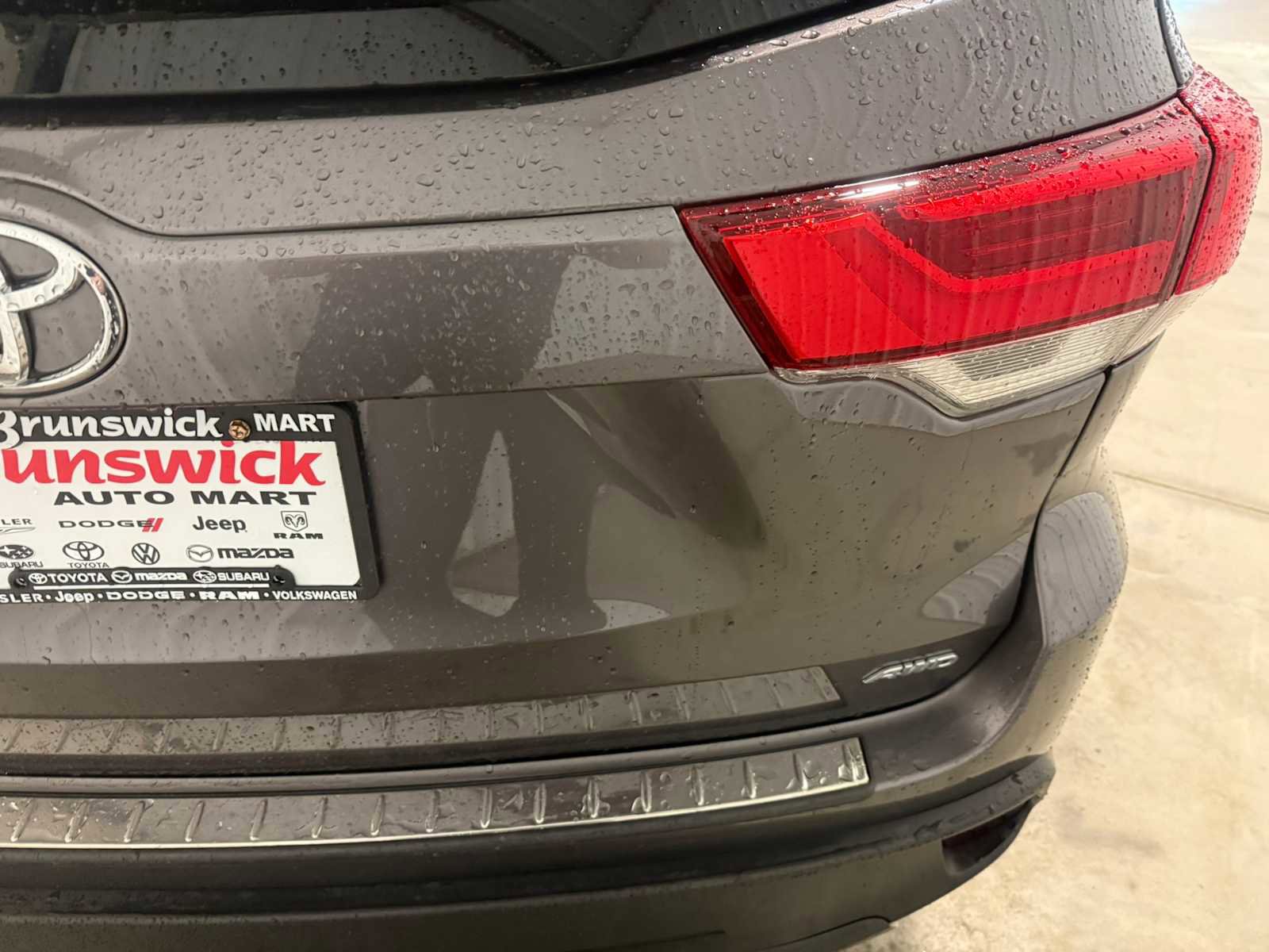 Used 2019 Toyota Highlander LE AWD/4WD image 18