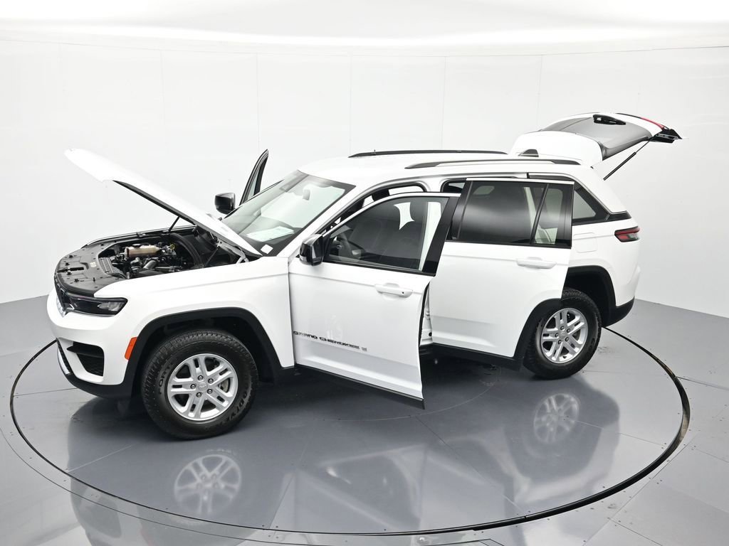 Used 2023 Jeep Grand Cherokee Laredo RWD image 43