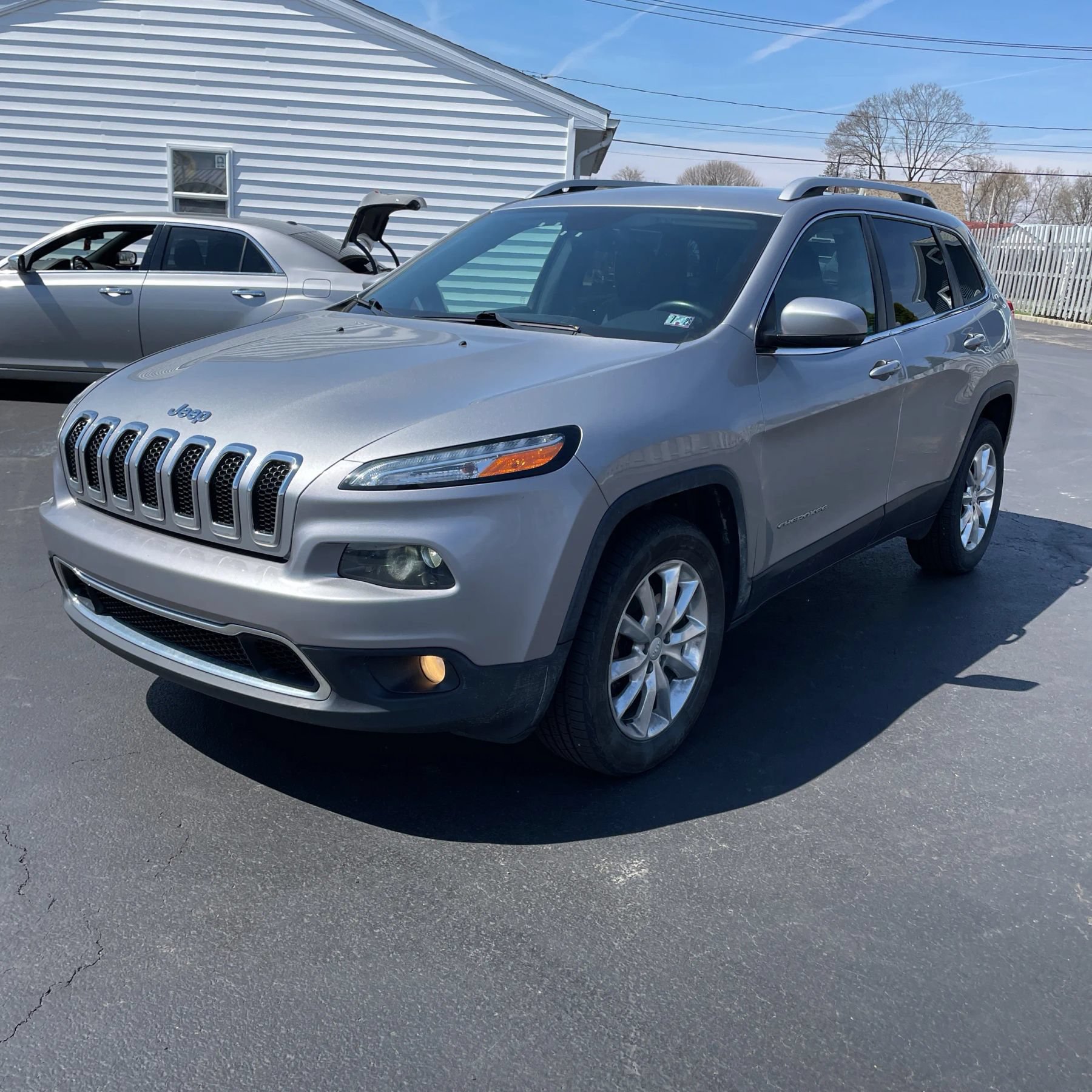 Used 2017 Jeep Cherokee Limited AWD/4WD image 2