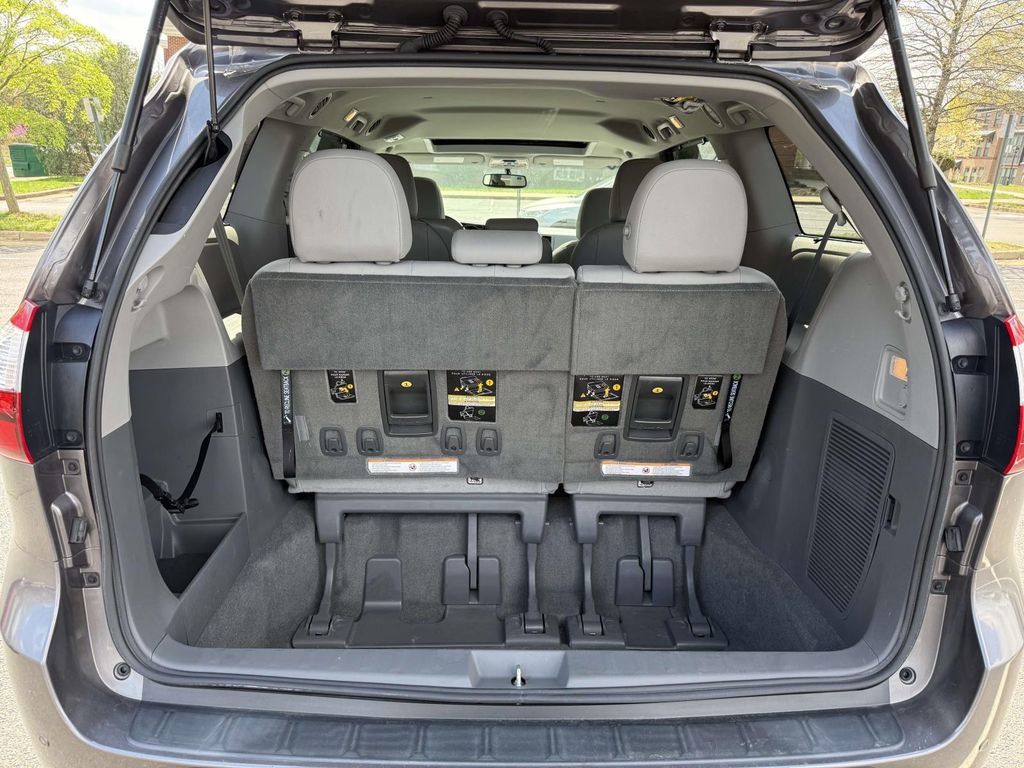 Used 2016 Toyota Sienna XLE w/ XLE Navigation Package image 28