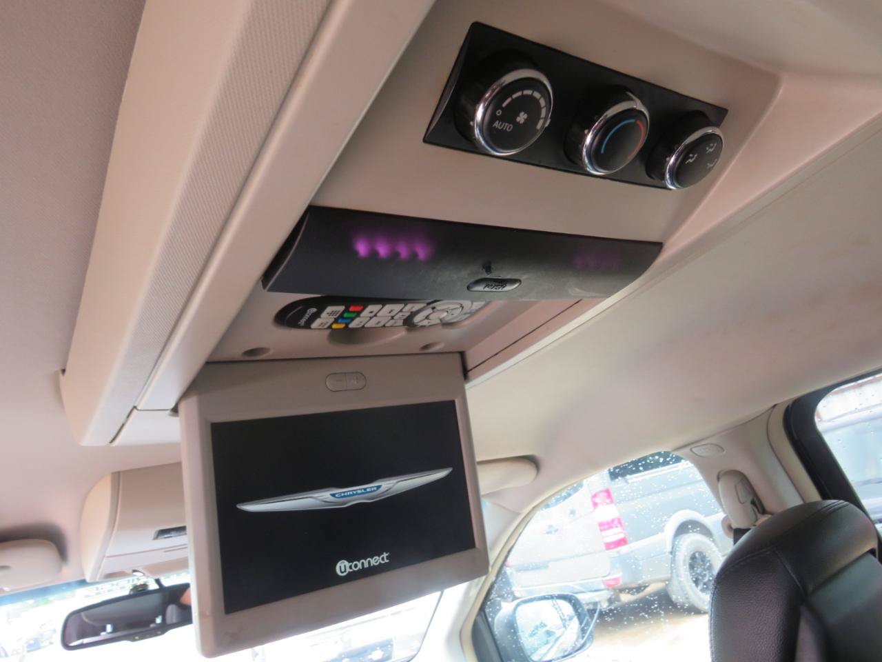 Used 2015 Chrysler Town & Country Touring FWD image 21