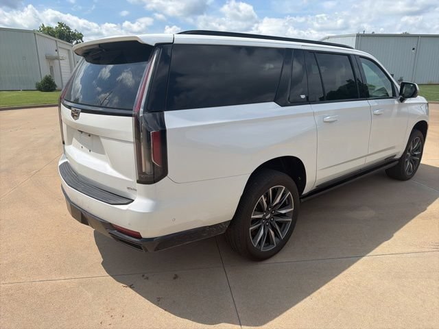 Used 2023 Cadillac Escalade ESV Sport w/ LPO, ONYX Package AWD/4WD image 4