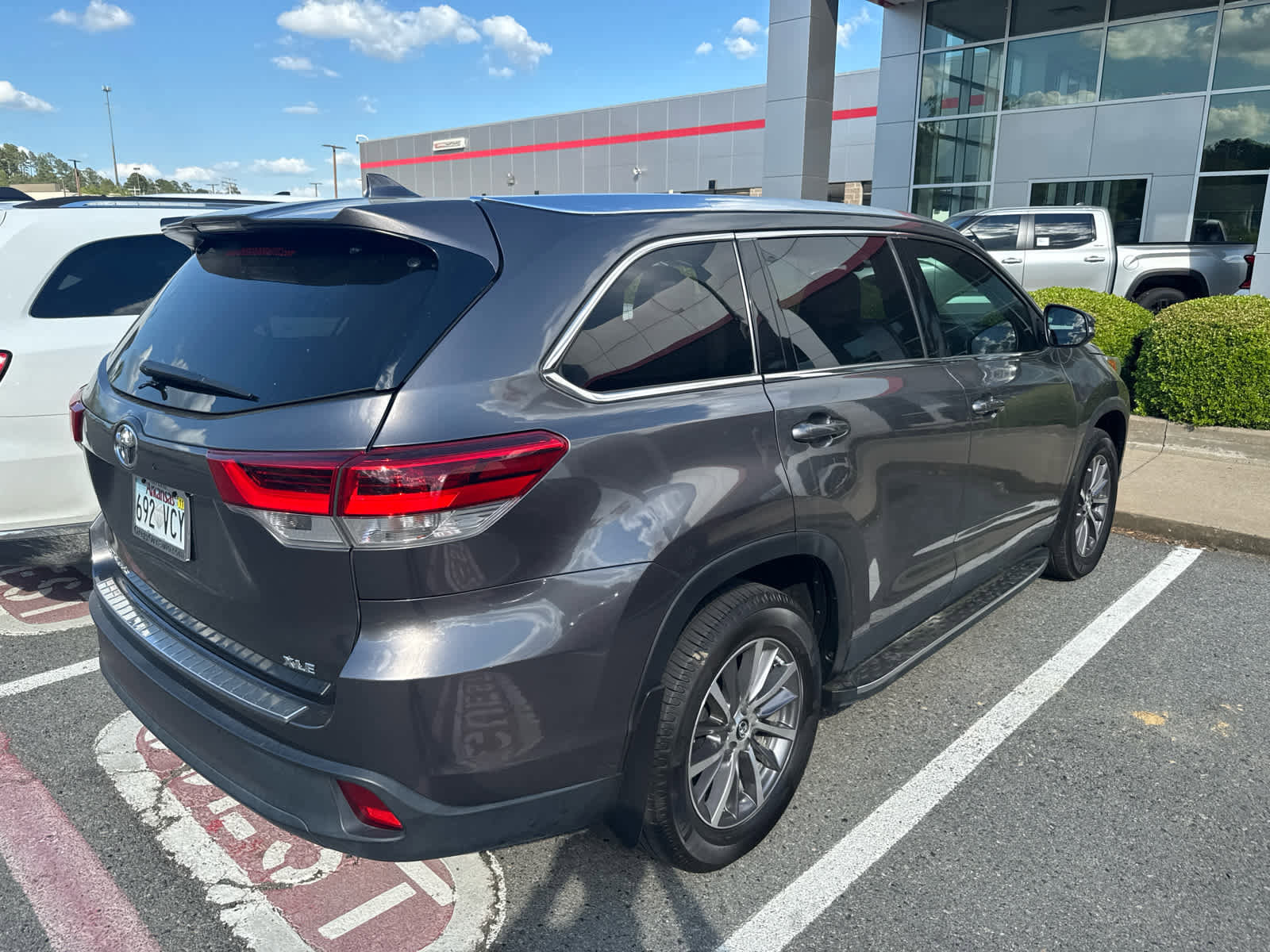Used 2019 Toyota Highlander XLE image 4