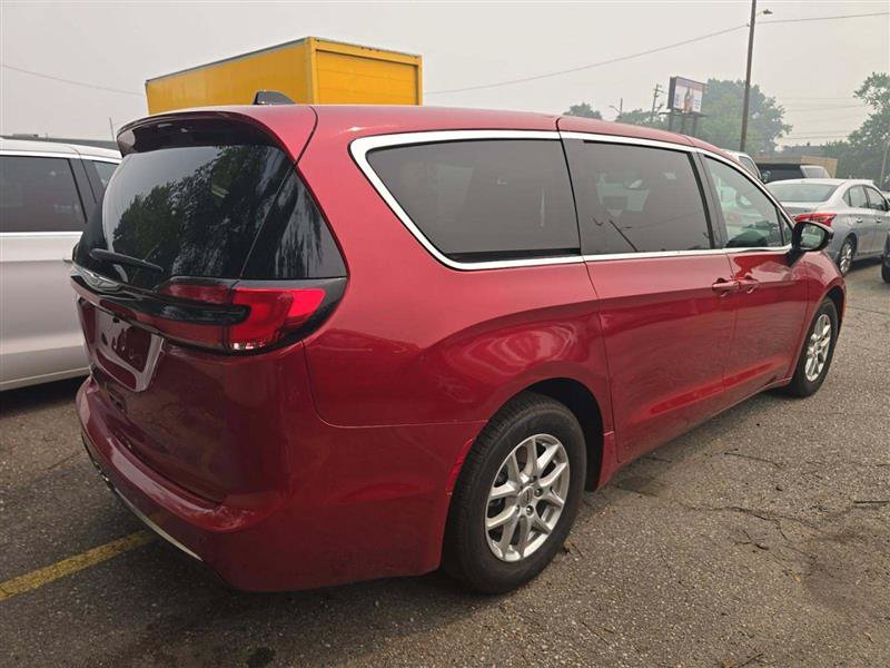 Used 2025 Chrysler Pacifica Select FWD image 5