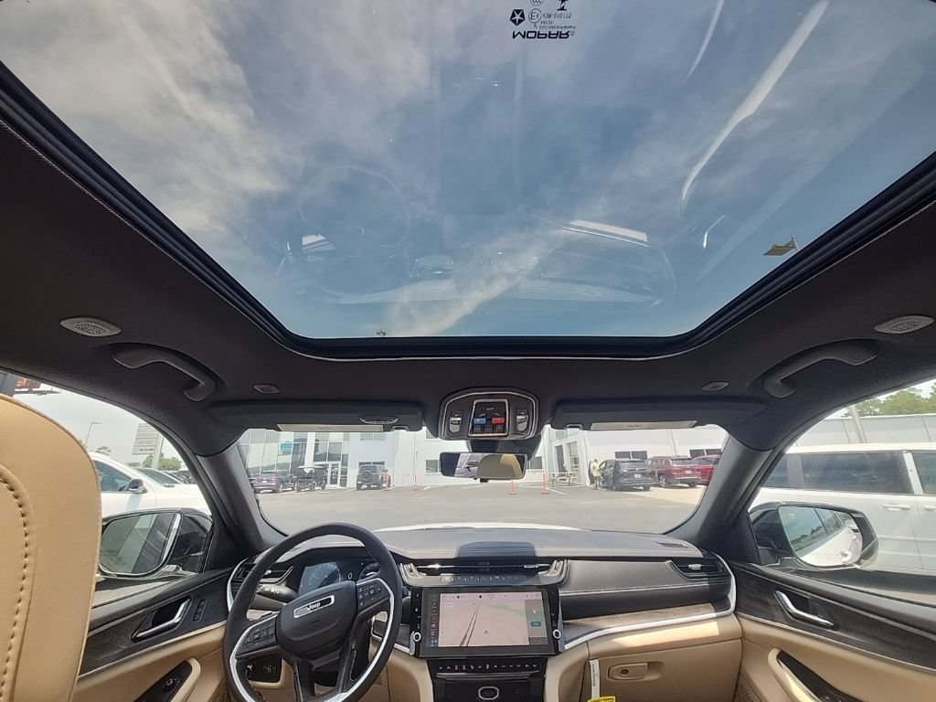 New 2026 Jeep Grand Cherokee Limited w/ Luxury Tech Group II RWD image 5