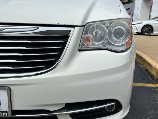 Used 2012 Chrysler Town & Country Limited image 4